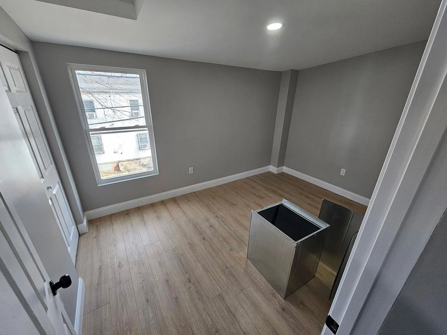 3 bed, 900 sqft, $2,200 — Photo 3