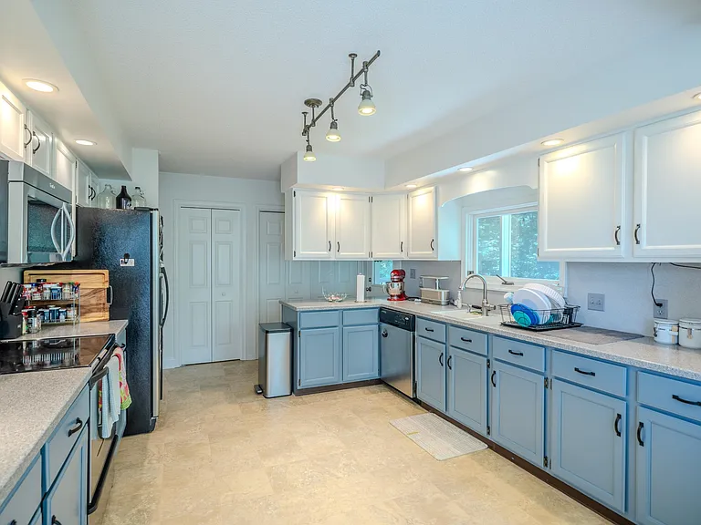 332 Flower Dr — Photo 10