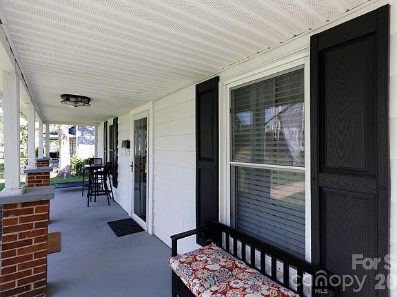 2nd image of 829 Steele St