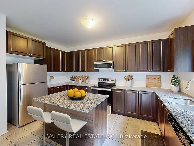223 Ridley Cres — Photo 4