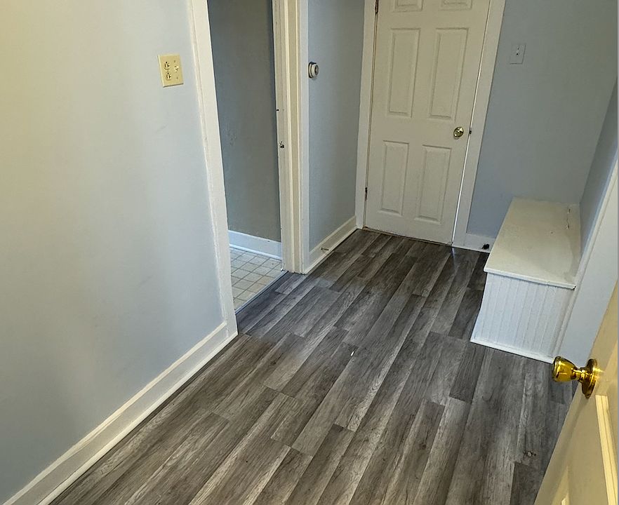 Entry hallway w/ bench