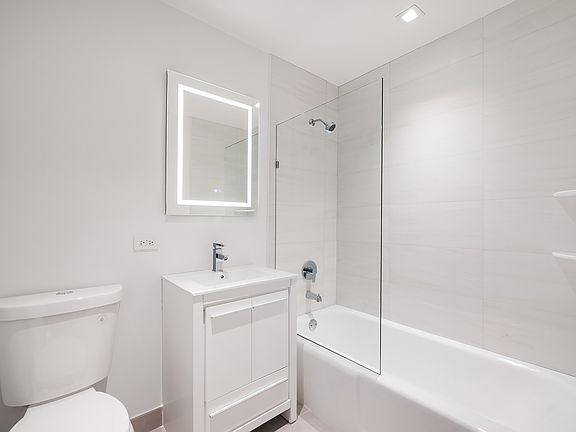 5th image of 35 W 33rd St APT 23F