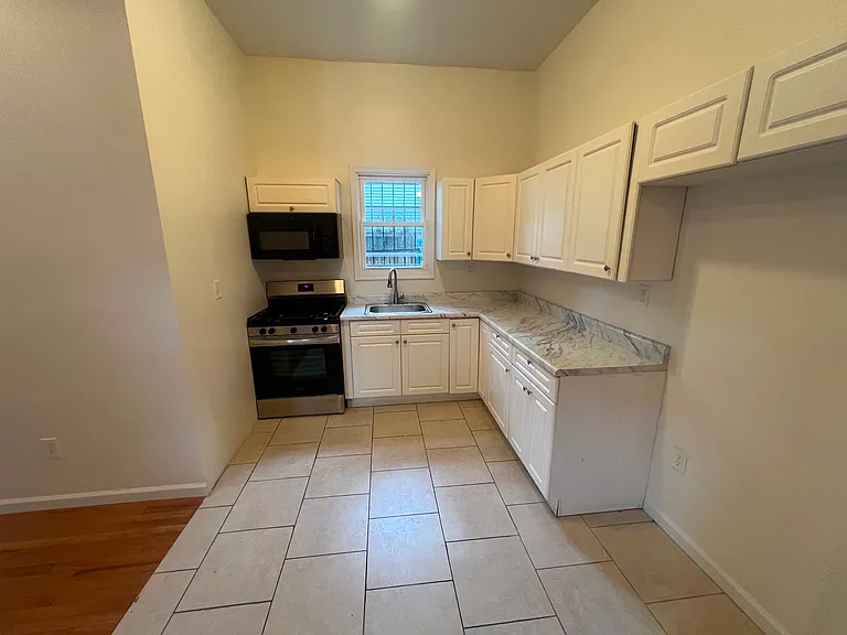 828 S 15th St #2L — Photo 6
