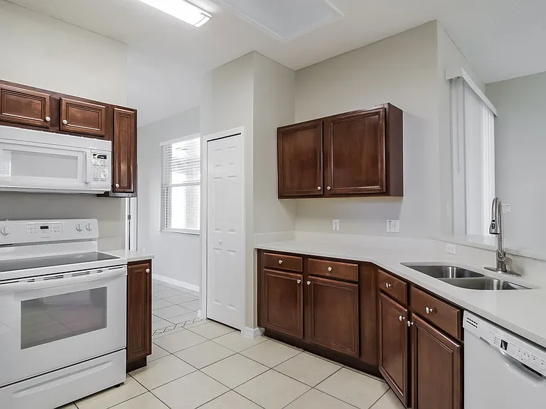 562 Bristol Cir — Photo 6