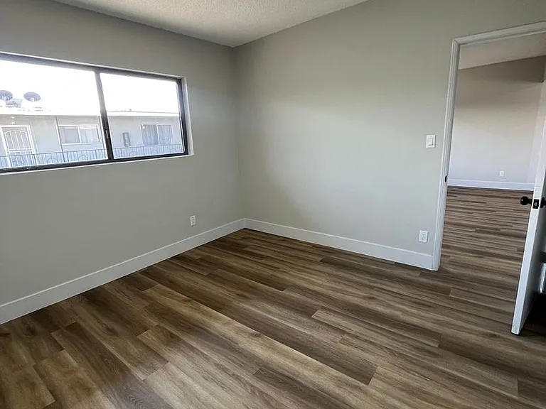 8029 S Hoover St — Photo 11