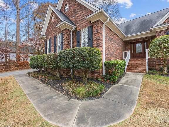 5th image of 1053 Rosewood Dr