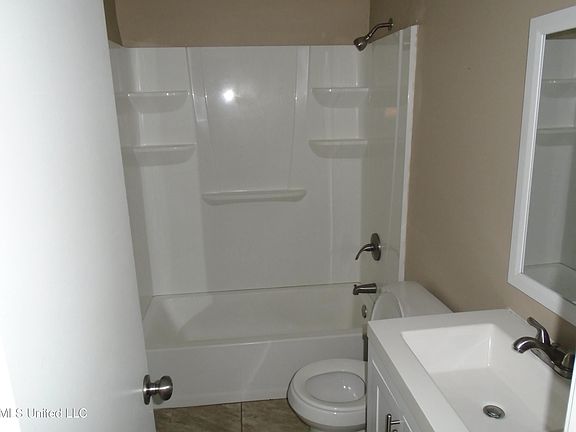 4th image of 1884 Southaven Cir N