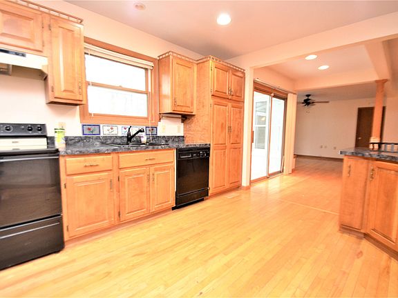 4th image of 12 Rollingwood Trl