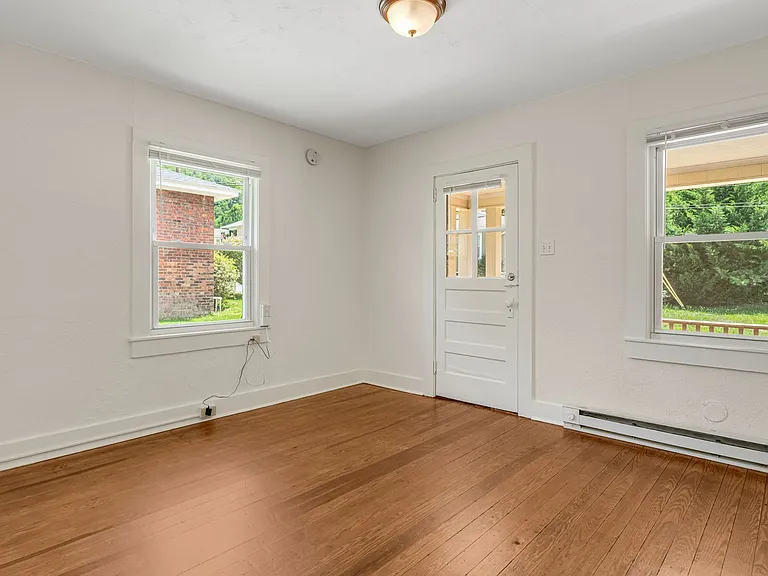 303 Dennis St — Photo 9