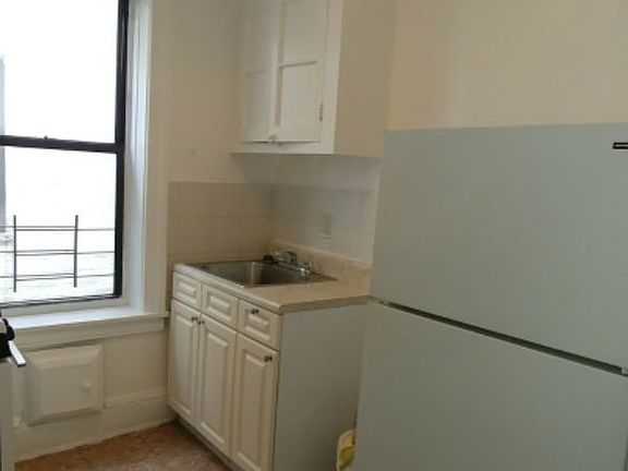 4th image of 3031 34th St #9