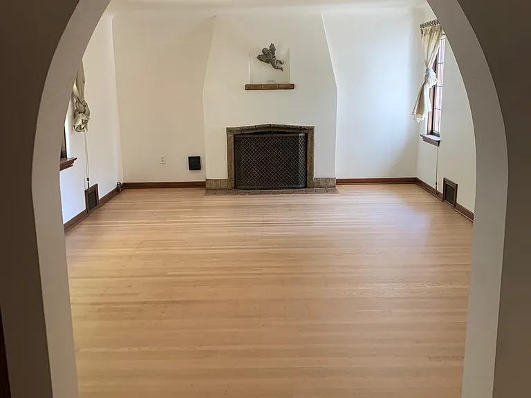 5009 16th Ave NE #8 — Photo 8