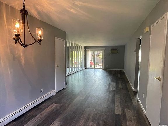 3rd image of 8 Springwood Dr