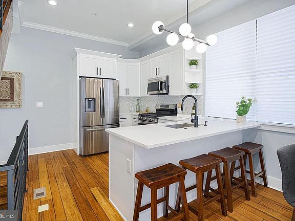 2nd image of 2036 Dickinson St #2