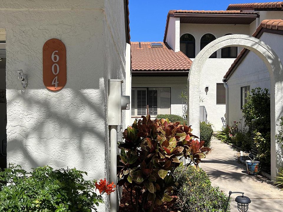 2nd image of 604 Parkside Pl #604