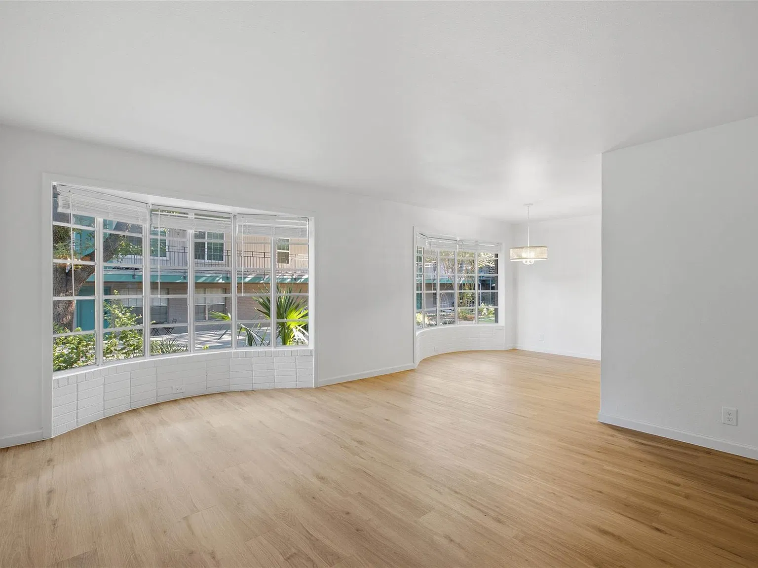 3 bed, 1.5 bath, 1056 sqft, $2,495 — Photo 3