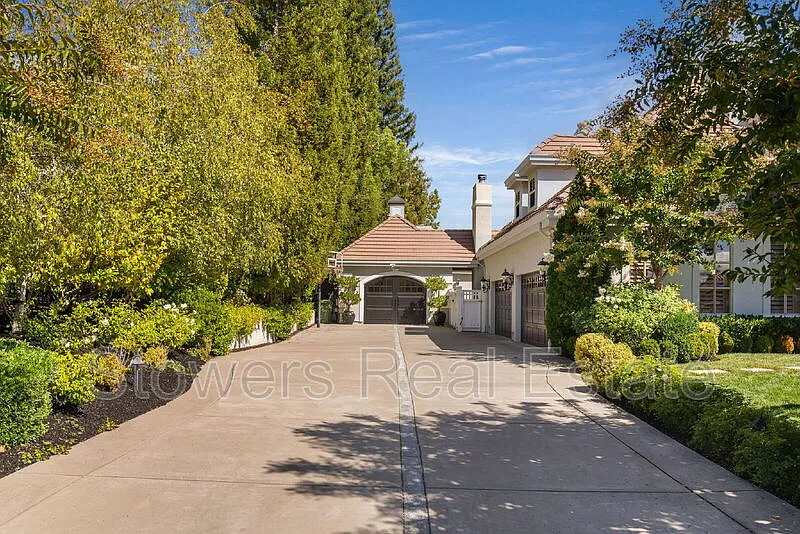 6 bed, 5.5 bath, 6570 sqft, $15,995 — Photo 4