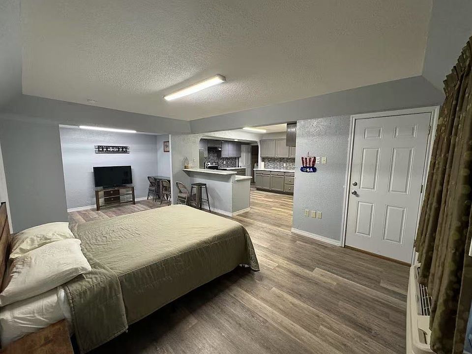 1st image of 107 W Kingman Ave