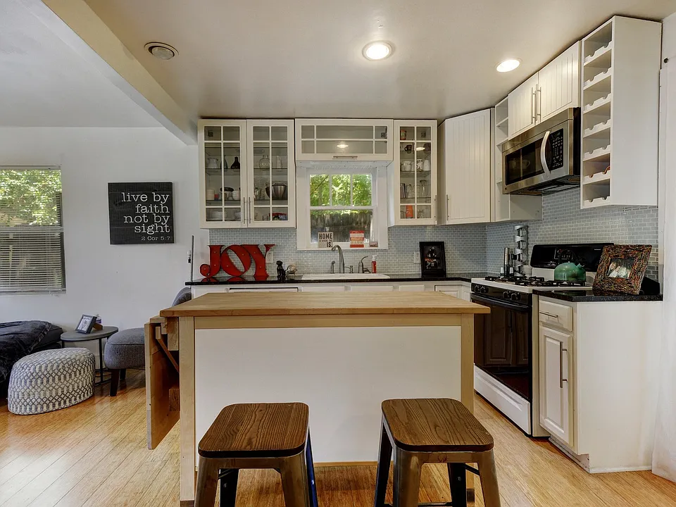 506 W Saint Johns Ave