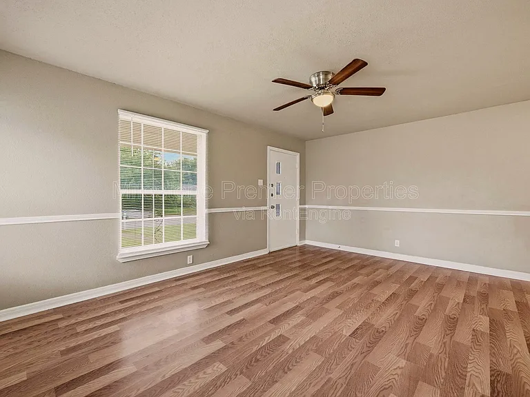 1701 W Elm St — Photo 5