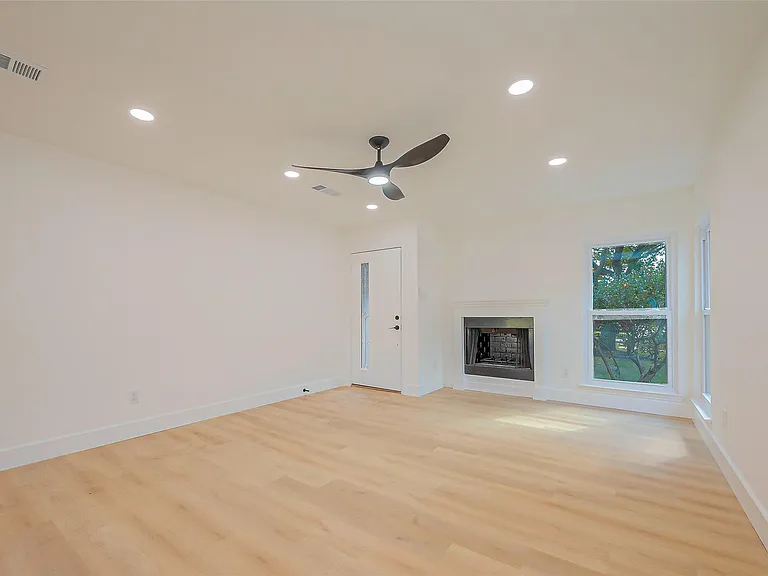 3010 Bandell Dr — Photo 7