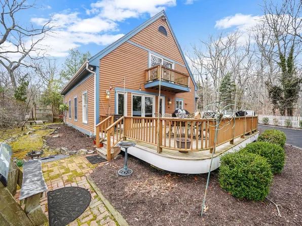 https://photos.zillowstatic.com/fp/4ef6215e3ad11ed3c25a5237531e817b-p_e.webp