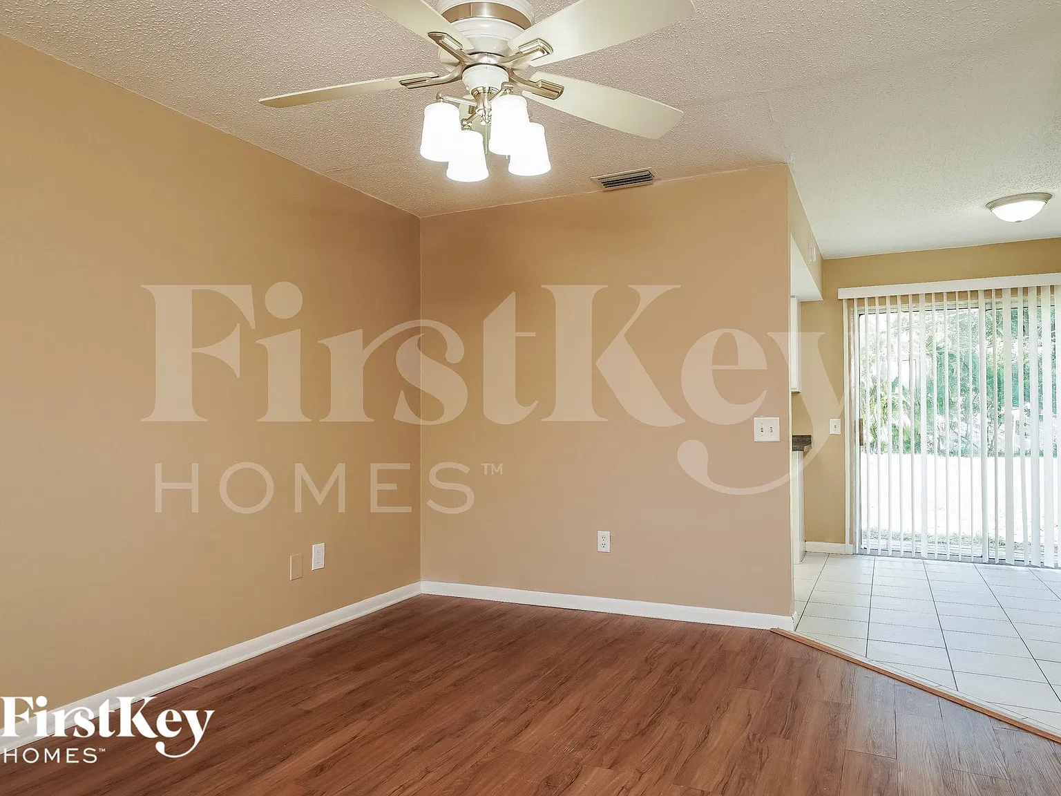 3 bed, 1.0 bath, 816 sqft, $1,460 — Photo 2