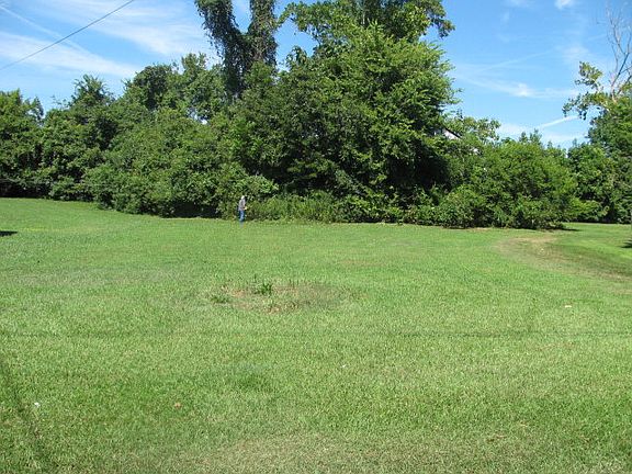 3rd image of 306 W End Blvd