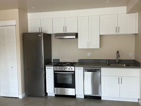 4th image of 3201 Beaumont Ave #C