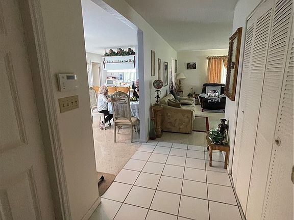 4th image of 225 Lake Dr