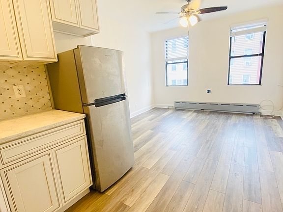 4th image of 218 Calyer St Floor 3