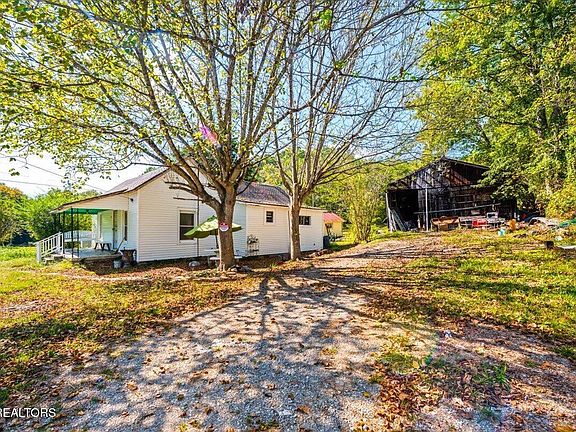4th image of 216 Pine Hollow Rd