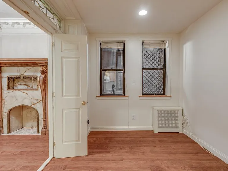 105 E 15th St #6 — Photo 9