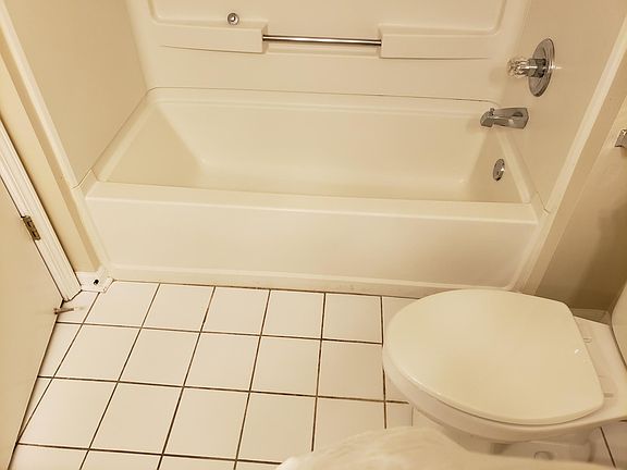 5th image of 811 Chicago Ave #200