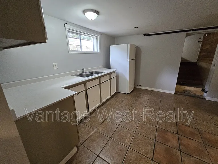 320B Rutland Rd S — Photo 2