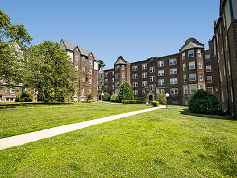 Upsal Gardens Apartments- Beautiful historical building with breathtaking charm! — Photo 3