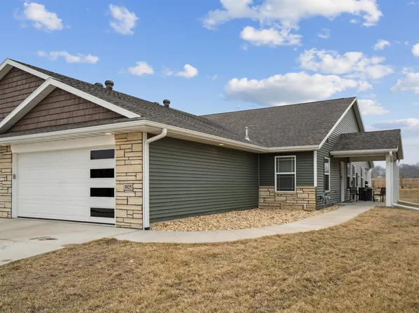 1025 Sage Oak Cir, Manchester, IA 52057