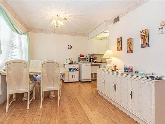 4th image of 923 22nd Pl APT 208