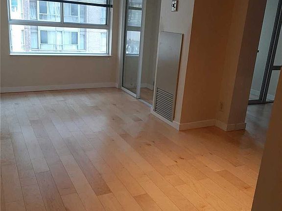 3rd image of 711 Bay St #821