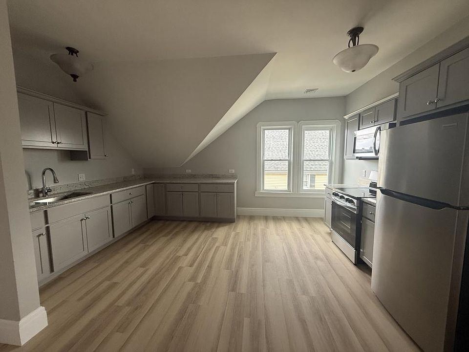 1st image of 467 Middle St