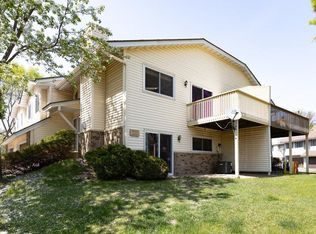 1042 Aston Cir, Burnsville, MN 55337