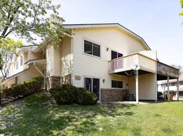1042 Aston Cir, Burnsville, MN 55337