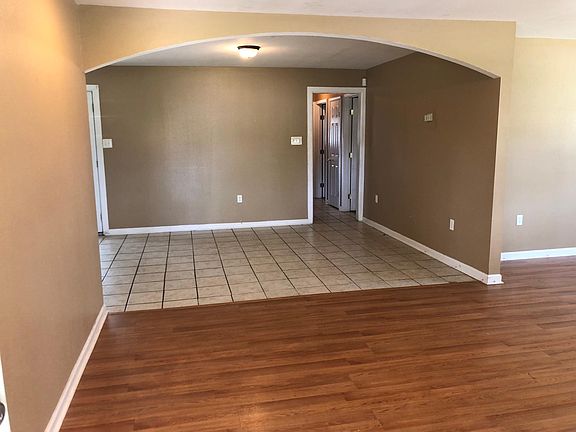 3rd image of 4426 Camelot Dr