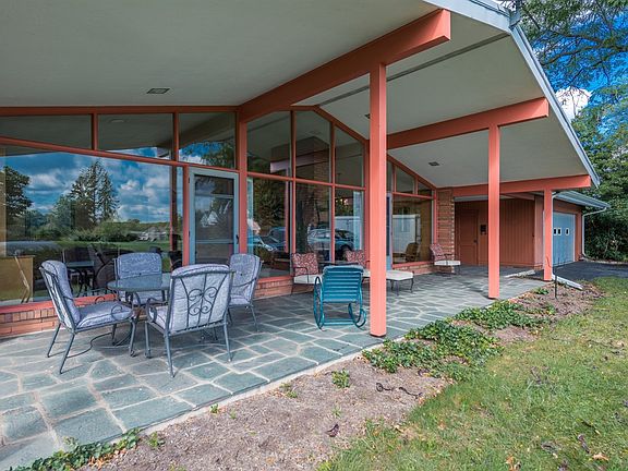 3rd image of 710 Park Dr