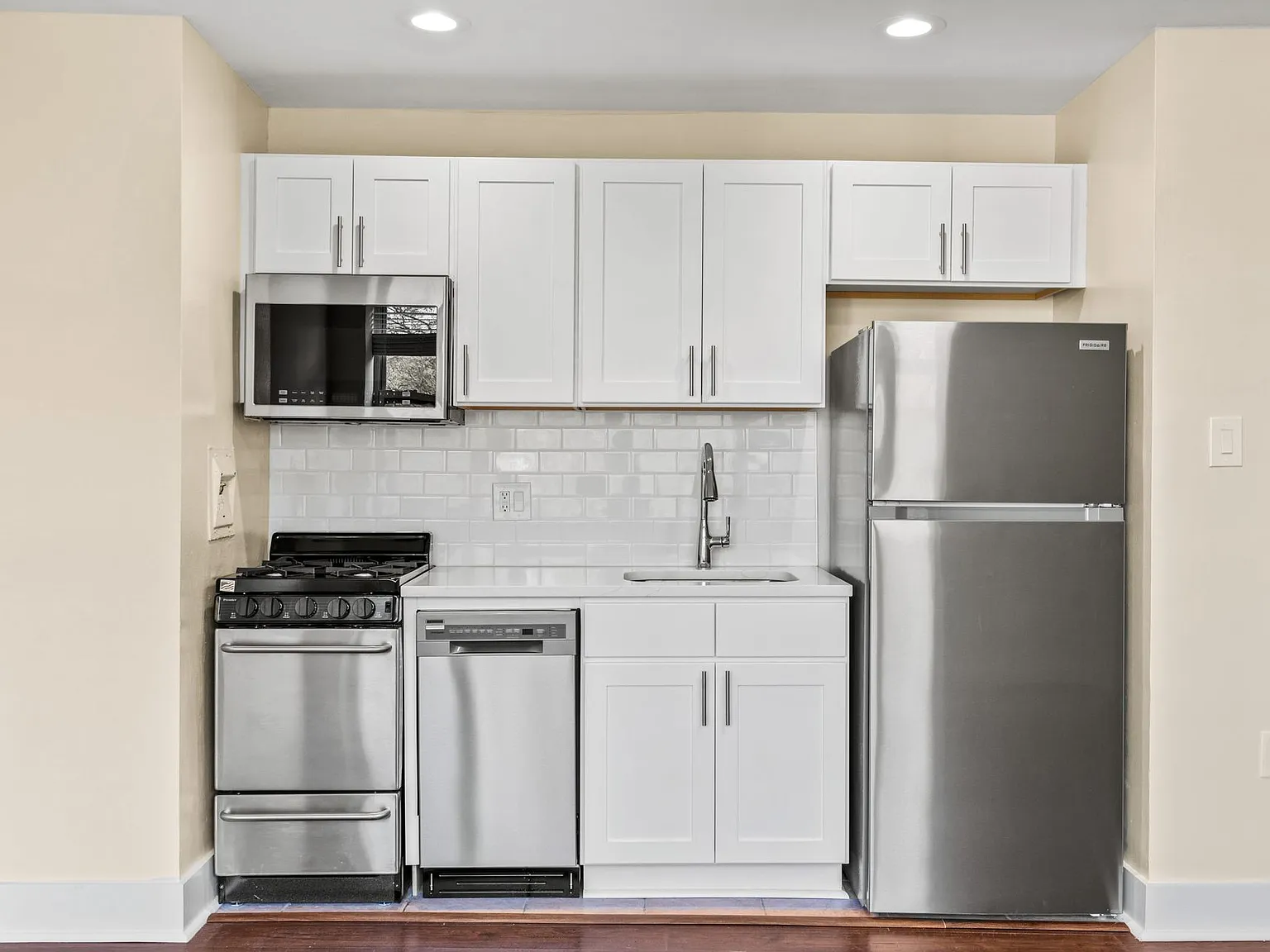 Park East Apartments — Photo 2