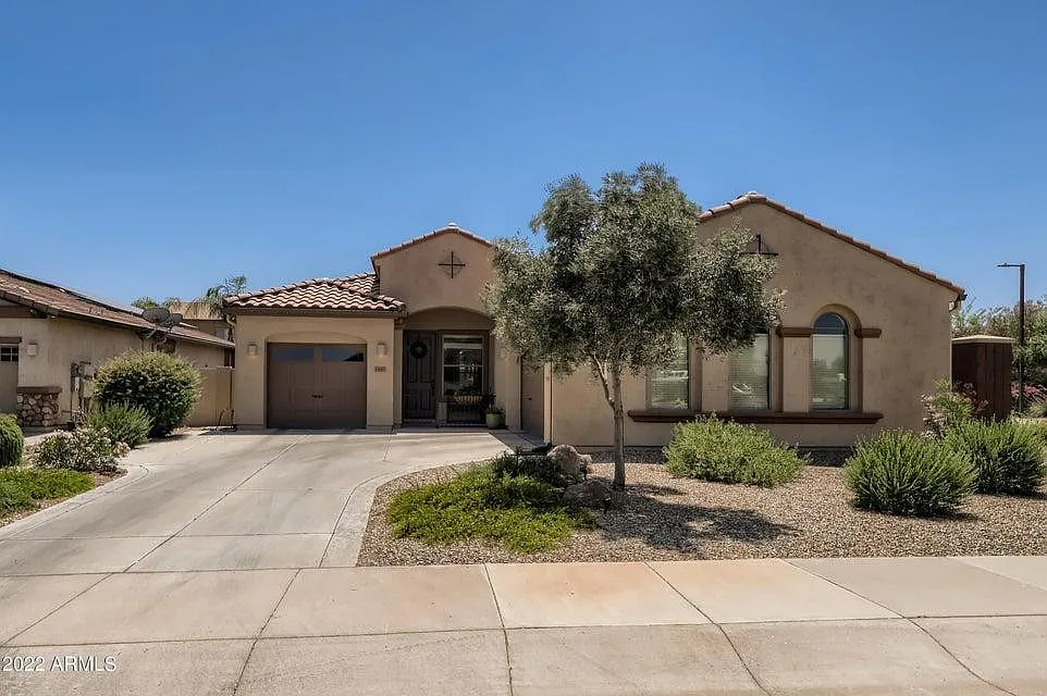 3 bed, 2.0 bath, 2196 sqft, $3,200 — Photo 1
