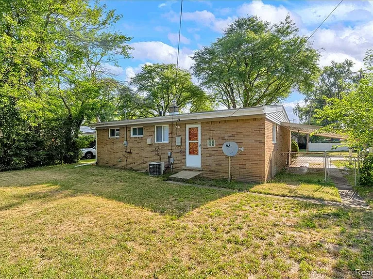 23031 Eastwood St — Photo 23