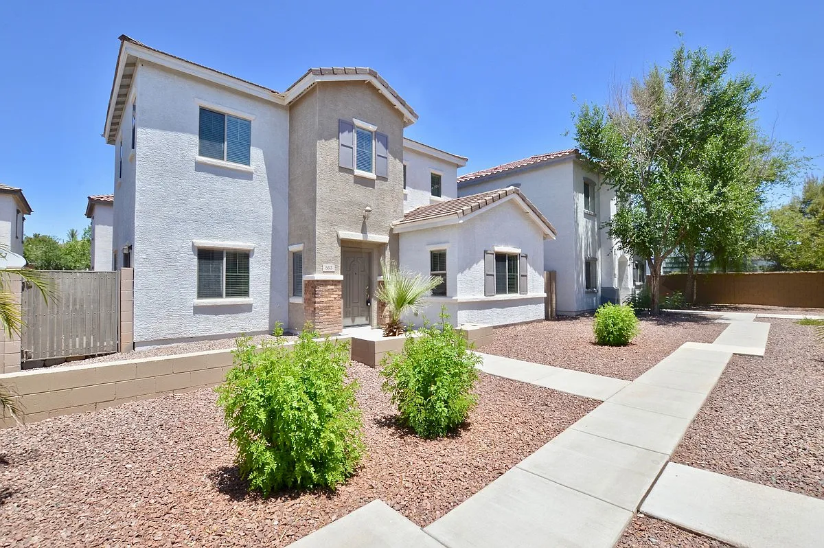 3 bed, 3.0 bath, 1375 sqft, $1,995 — Photo 2