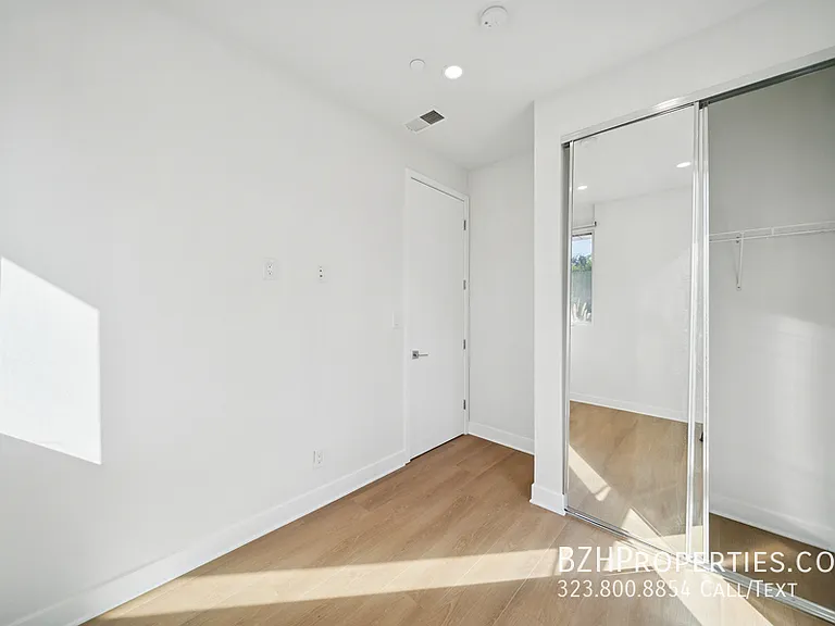 4523 1/2 Saint Elmo Dr — Photo 16