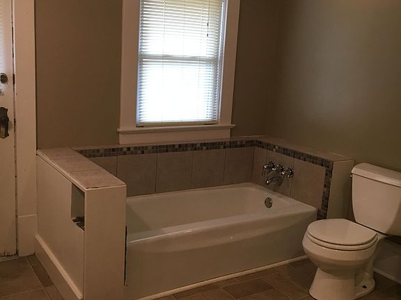 3rd image of 105 Casterton Ave