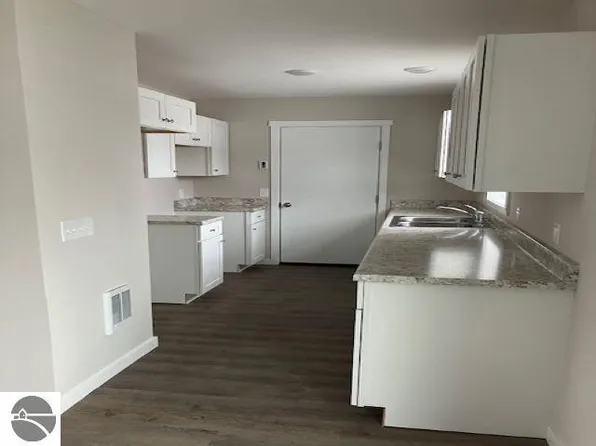 9180 Center Place Dr, Kingsley, MI 49649